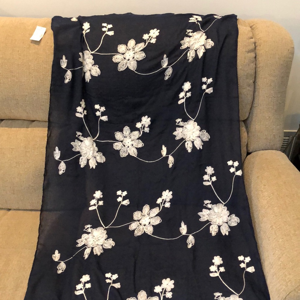 Dressbarn Blue White Scarf